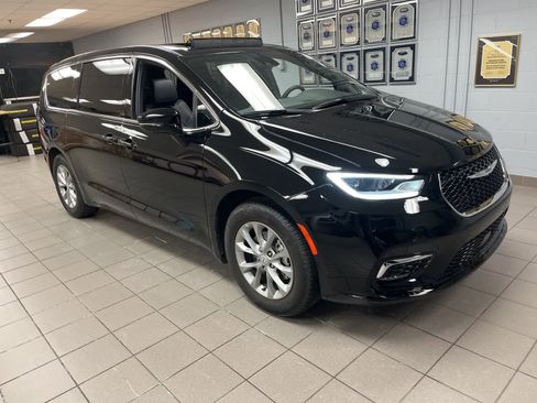 Used 2026 Chrysler Pacifica Limited image 19