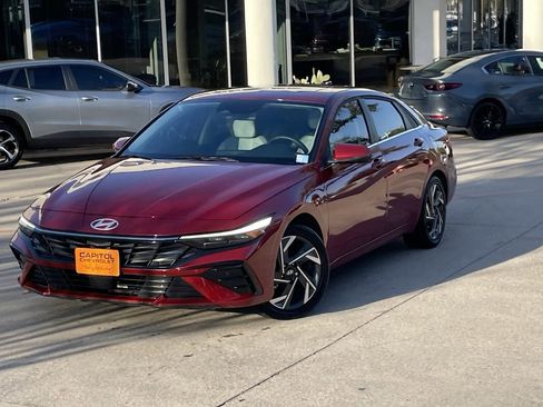 Used 2025 Hyundai Elantra Limited image 9