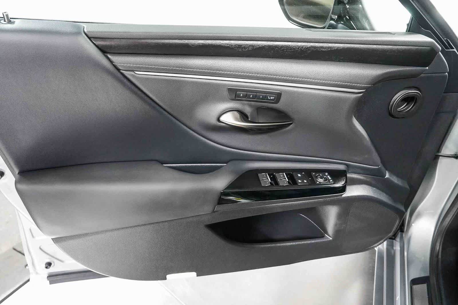 Used 2025 Lexus ES 300h w/ Premium Package FWD image 22