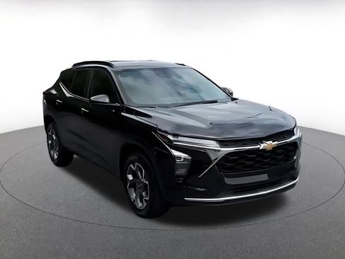Used 2025 Chevrolet Trax LT w/ LT Convenience Package FWD image 3