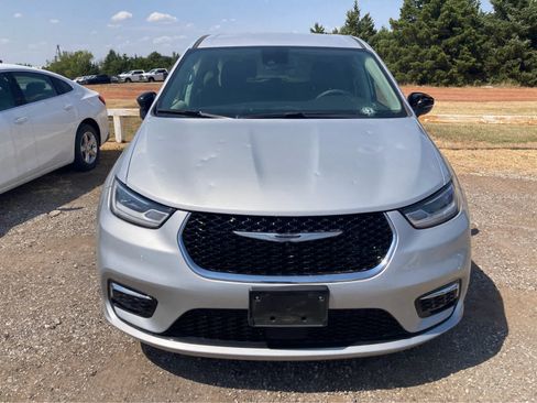Used 2024 Chrysler Pacifica Touring-L FWD image 10