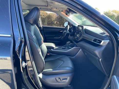 Used 2020 Toyota Highlander XLE image 30