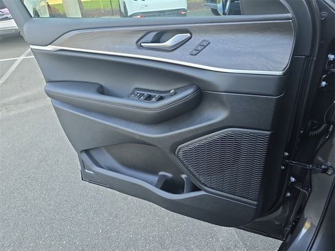 New 2025 Jeep Grand Cherokee Limited image 28