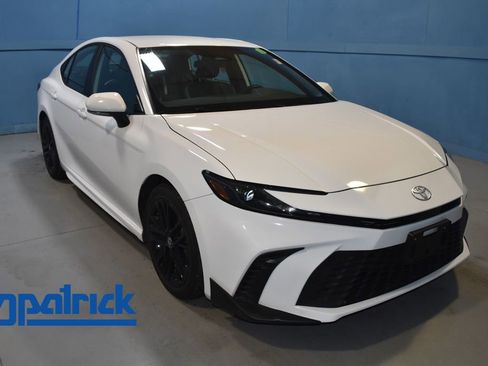 Used 2025 Toyota Camry SE image 1