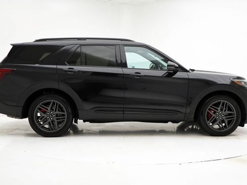Used 2025 Ford Explorer ST image 3