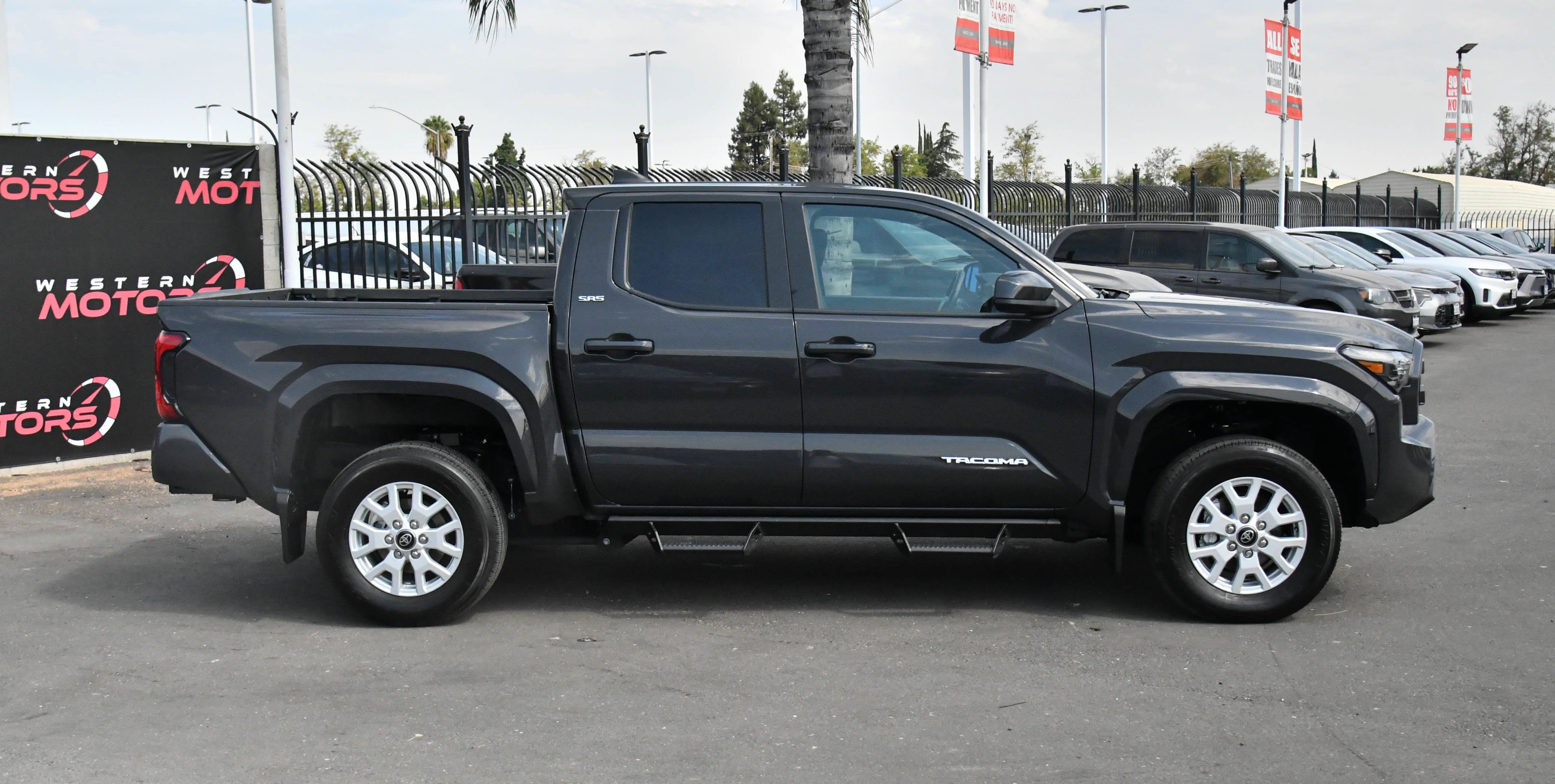 Used 2025 Toyota Tacoma SR5 AWD/4WD image 9