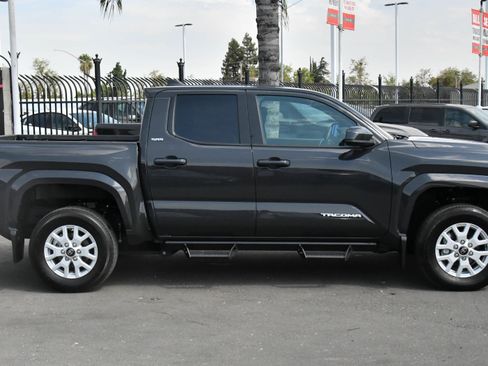 Used 2025 Toyota Tacoma SR5 AWD/4WD image 9