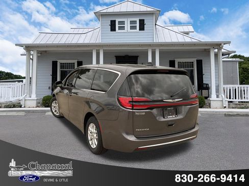 Used 2023 Chrysler Pacifica Touring-L FWD image 22