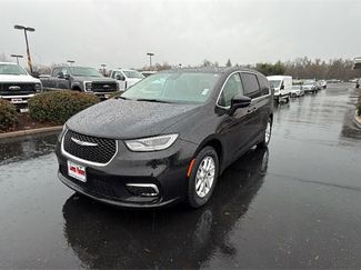 Used 2023 Chrysler Pacifica Touring-L video 1