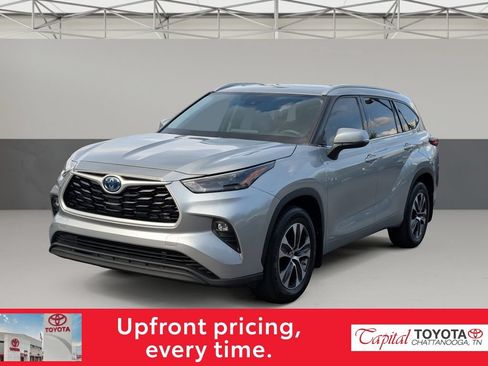 Used 2022 Toyota Highlander XLE AWD/4WD image 4