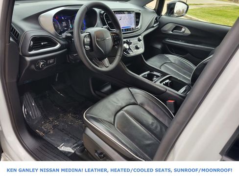 Used 2025 Chrysler Pacifica Limited image 25
