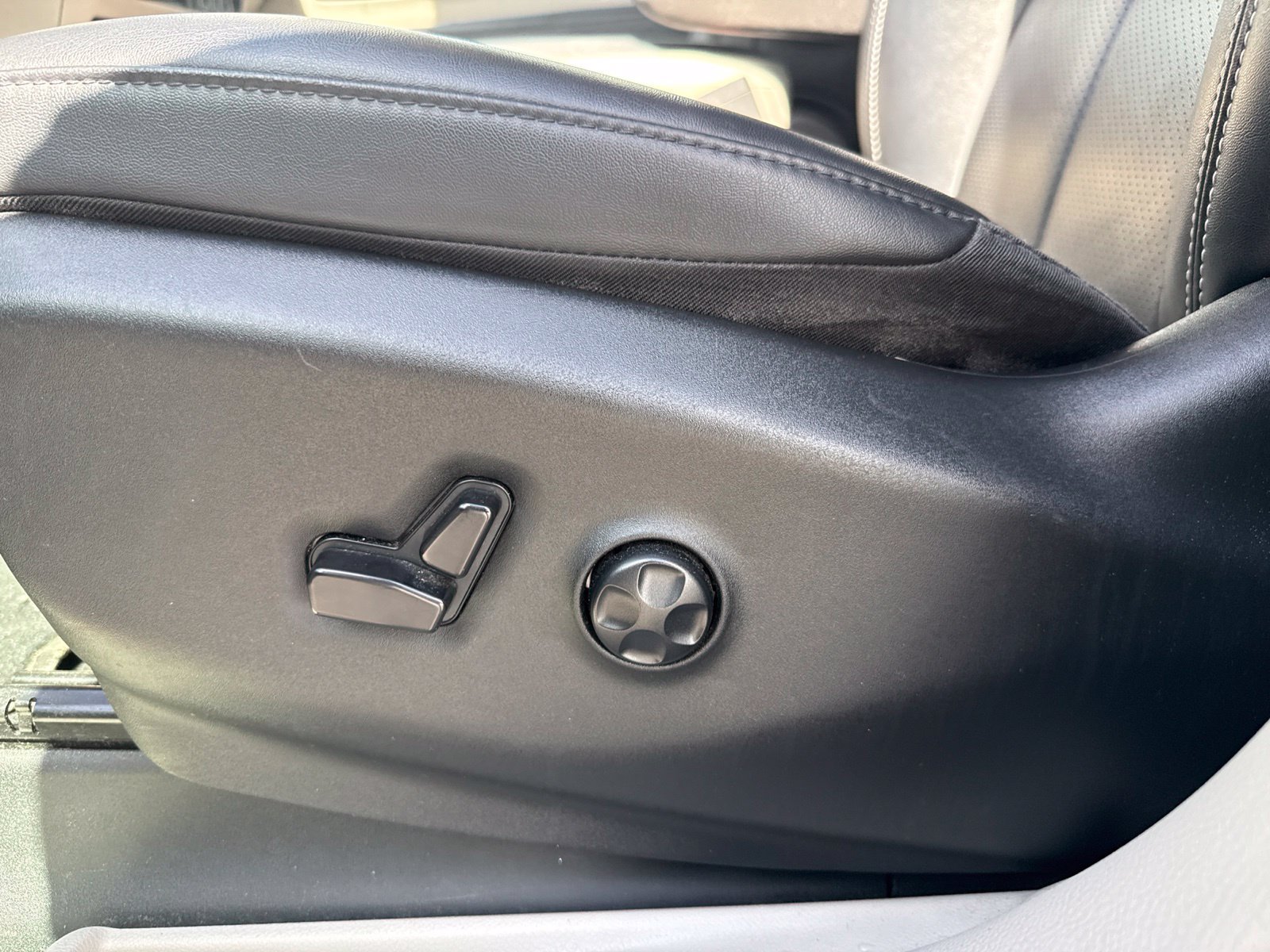 Used 2024 Chrysler Pacifica Touring-L FWD image 12