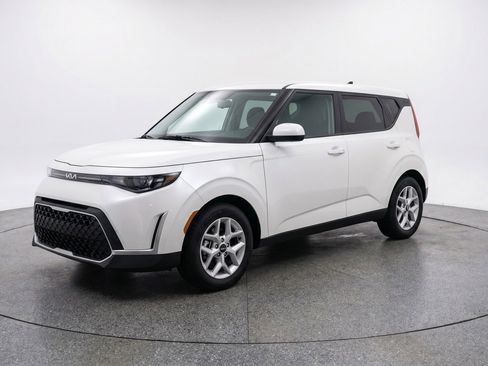 Used 2025 Kia Soul LX w/ LX Technology Package FWD image 3