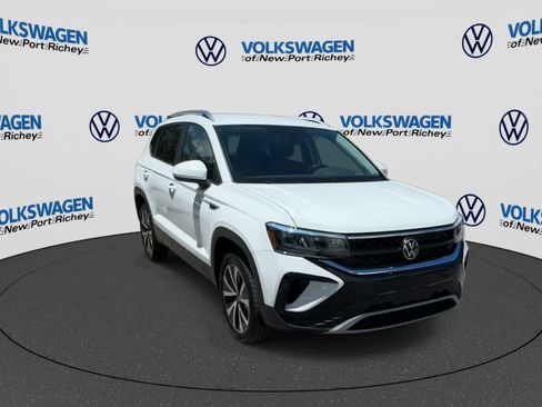 Used 2023 Volkswagen Taos SE FWD image 2