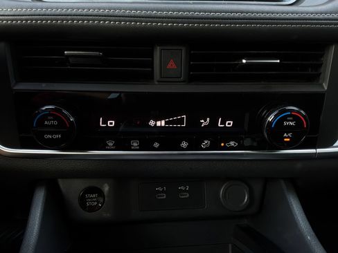 Used 2025 Nissan Rogue SV FWD image 28