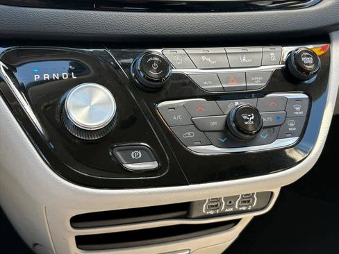Used 2023 Chrysler Pacifica Touring-L image 15