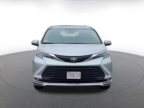 Used 2024 Toyota Sienna XLE image 3