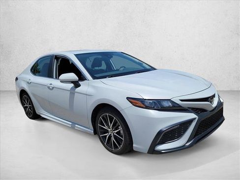 Used 2023 Toyota Camry SE FWD image 3