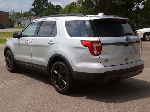 Used 2017 Ford Explorer XLT w/ Equipment Group 202A AWD/4WD image 5