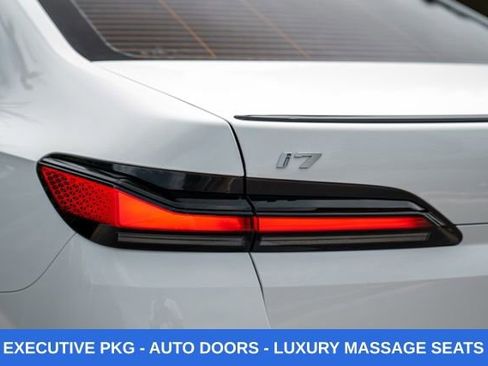 Used 2023 BMW i7 xDrive60 w/ Executive Package 2 AWD/4WD image 15