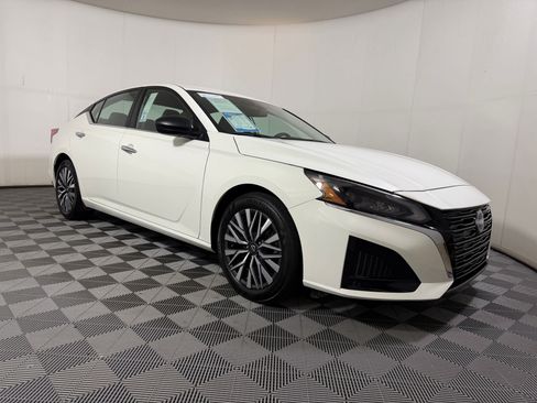 Used 2025 Nissan Altima 2.5 SV FWD image 6