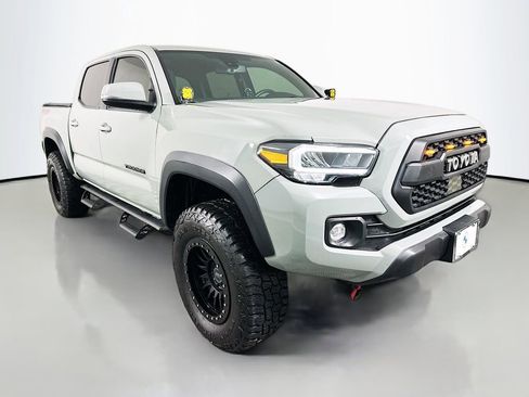Used 2022 Toyota Tacoma TRD Off-Road AWD/4WD image 3