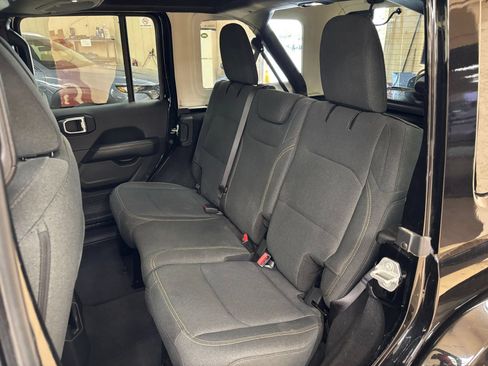 Used 2025 Jeep Wrangler Unlimited Sahara AWD/4WD image 38