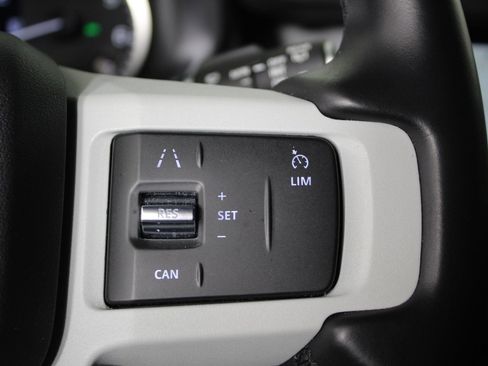 Used 2023 Land Rover Defender 90 S image 24