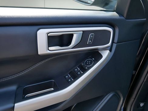 Used 2022 Ford Explorer XLT w/ Equipment Group 202A AWD/4WD image 17