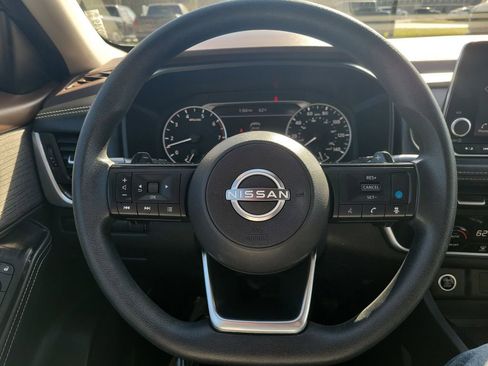 Used 2023 Nissan Rogue SV image 12