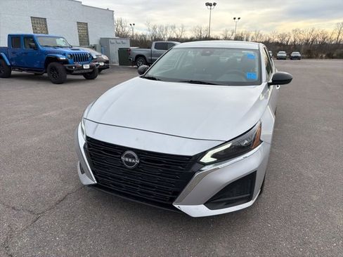 Used 2024 Nissan Altima 2.5 SV image 4