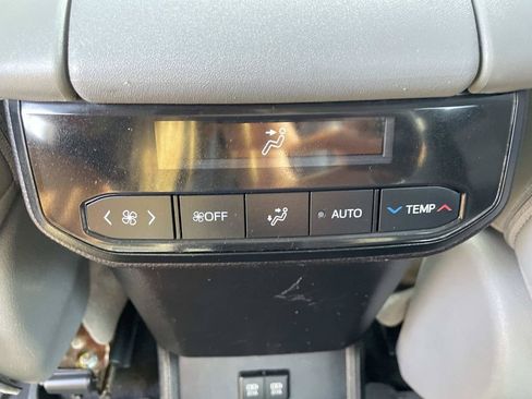 Used 2020 Toyota Highlander XLE AWD/4WD image 17