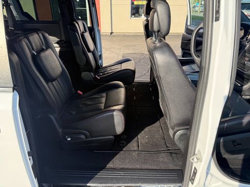 Used 2019 Dodge Grand Caravan GT FWD image 18