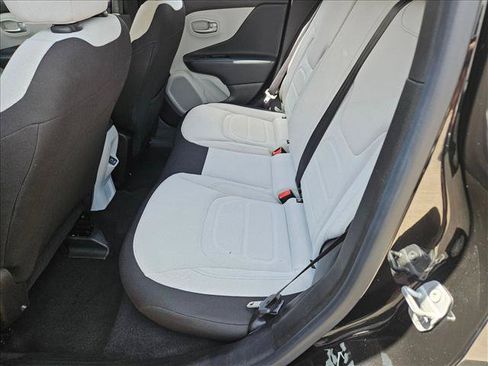 Used 2022 Jeep Renegade Latitude AWD/4WD image 8