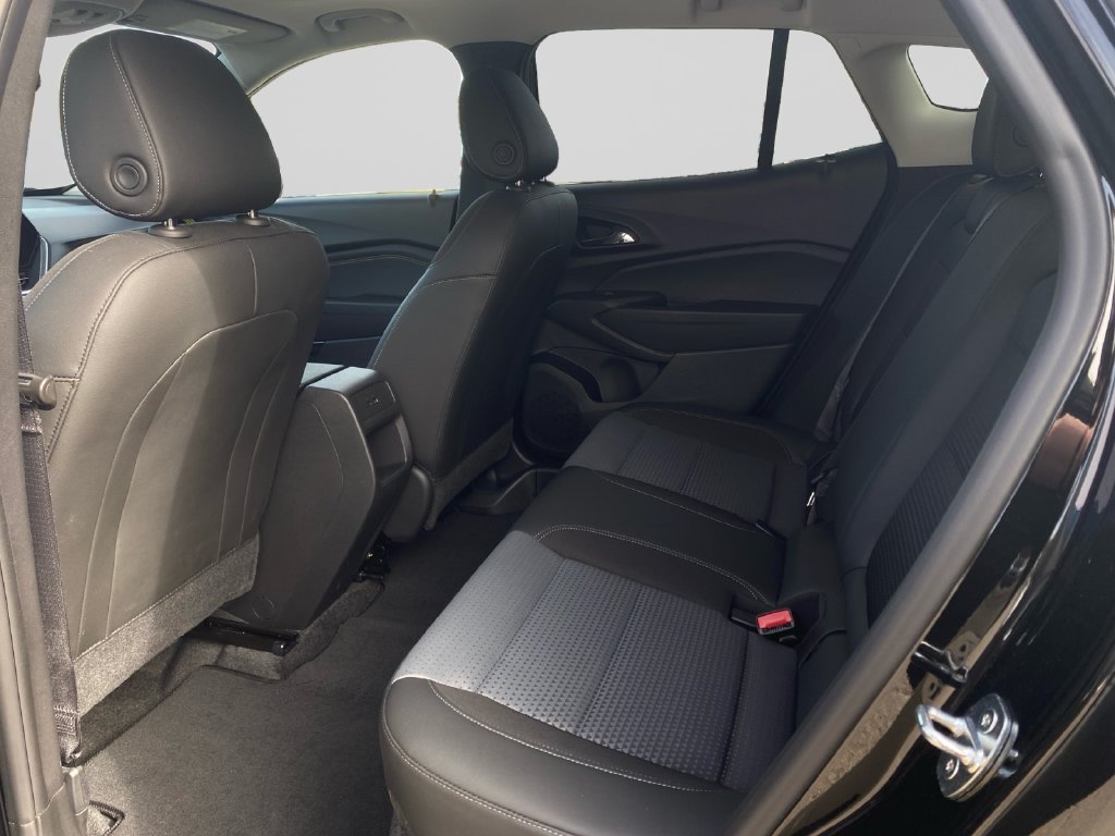 Used 2024 Chevrolet Trax LT w/ Sunroof Package FWD image 18