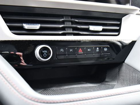 Used 2025 Ford Explorer Active AWD/4WD image 29