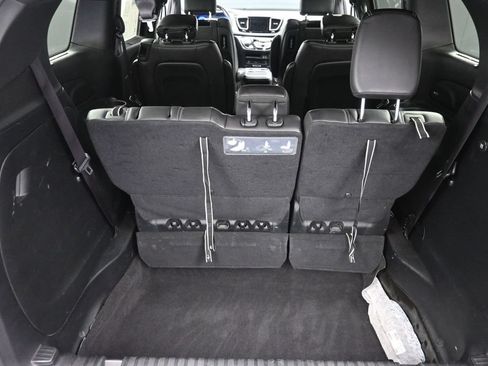 Used 2018 Chrysler Pacifica Touring-L Plus w/ Advanced Safetytec Group FWD image 12