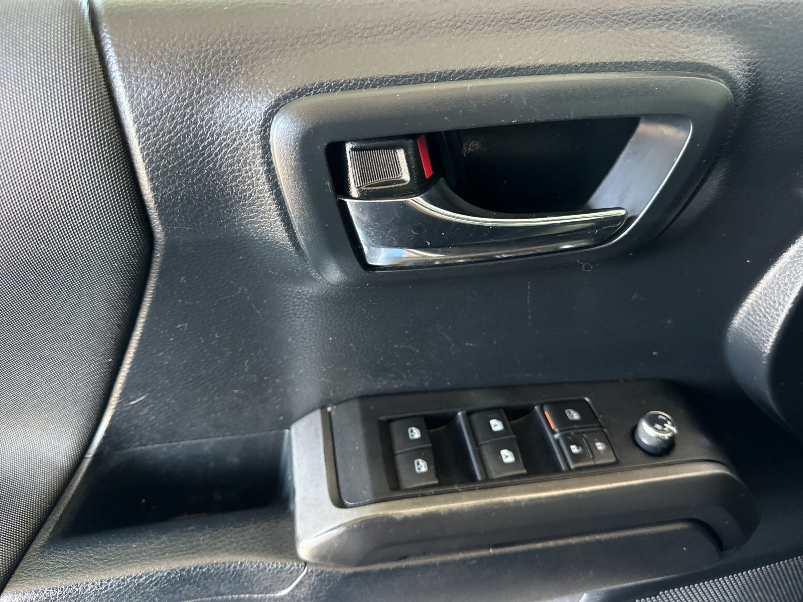 Used 2018 Toyota Tacoma TRD Off-Road w/ Technology Package AWD/4WD image 10