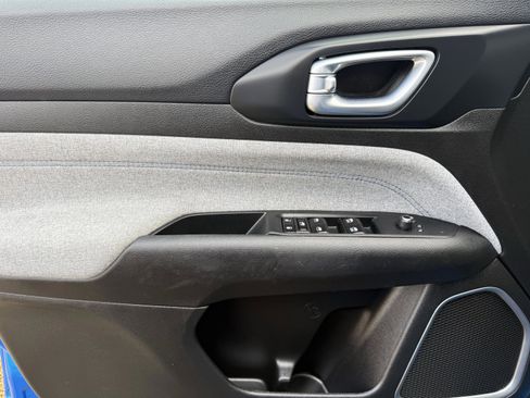 Used 2024 Jeep Compass Latitude image 12