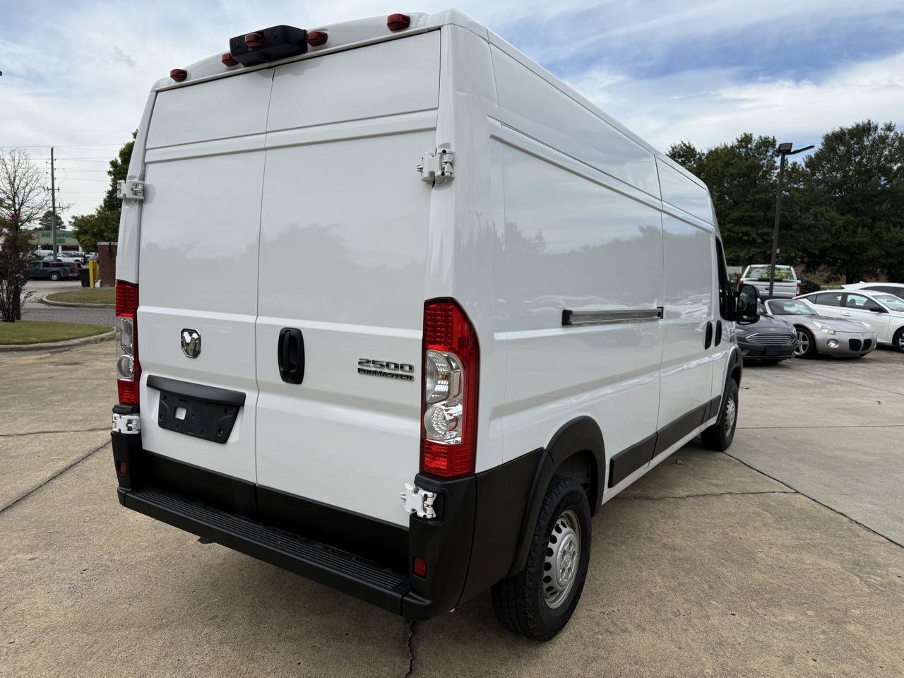 Used 2024 RAM ProMaster 2500 w/ Convenience Group FWD image 5