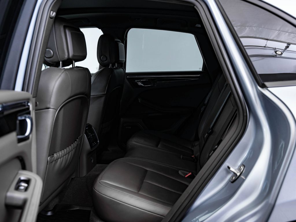Certified 2025 Porsche Macan AWD/4WD image 42