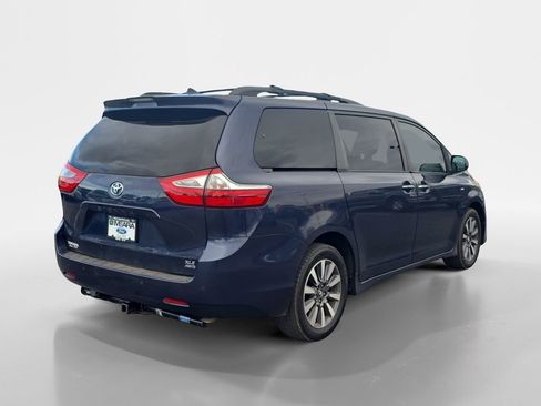Used 2018 Toyota Sienna XLE image 5