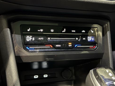 Used 2022 Volkswagen Tiguan SE R-Line FWD image 9