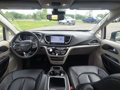 Used 2023 Chrysler Pacifica Touring-L FWD image 23