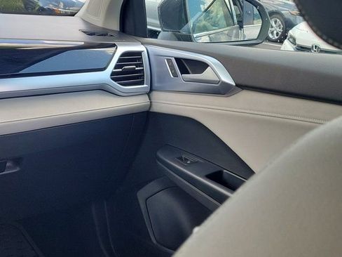 Certified 2025 Volkswagen Taos SE FWD image 4