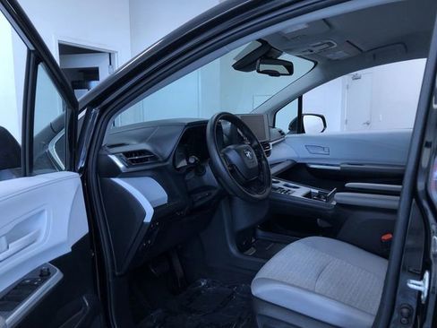 Used 2026 Toyota Sienna LE FWD image 11