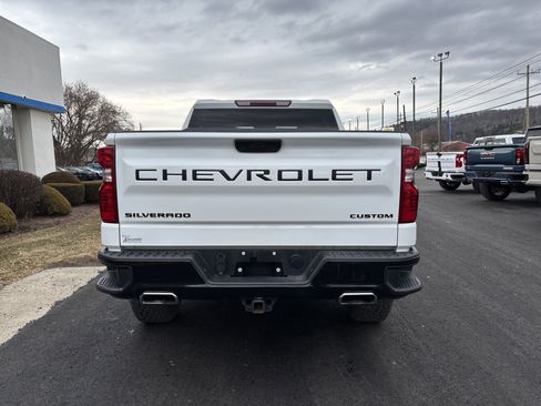 Used 2024 Chevrolet Silverado 1500 Custom Trail Boss w/ LPO, Dark Essentials Package image 4