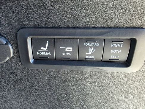 New 2026 Chrysler Pacifica Pinnacle image 17