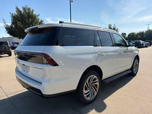 New 2026 Lincoln Navigator Premiere AWD/4WD image 5