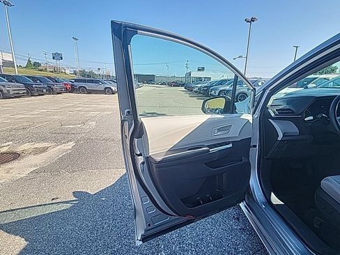 Used 2022 Toyota Sienna LE AWD/4WD image 11
